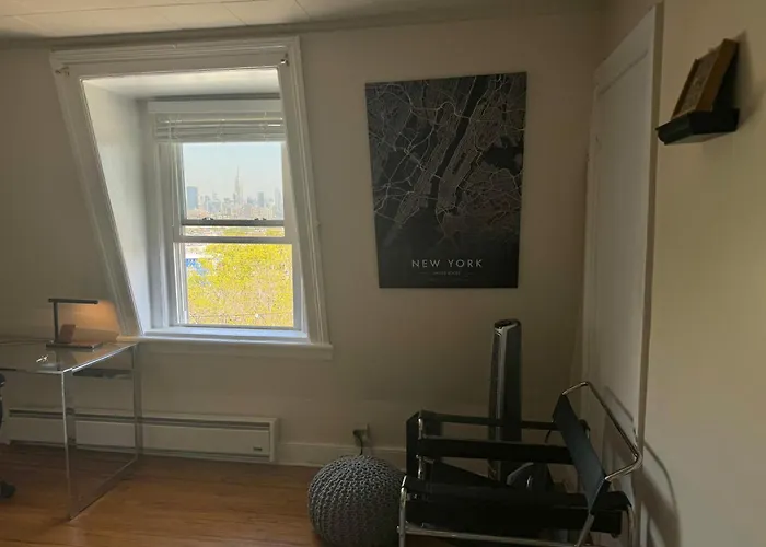 Cozy Apartment With City Skyline. Easy Commute Midtown Manhattan.