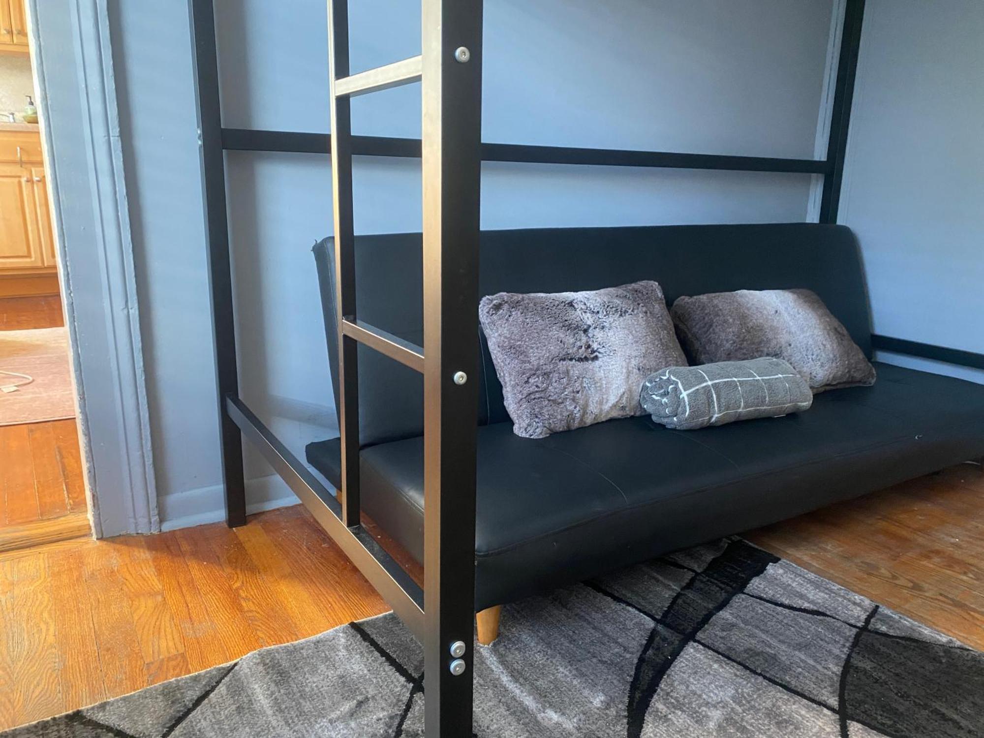 Cozy With Skyline. Easy Commute Midtown Manhattan. * Jersey City