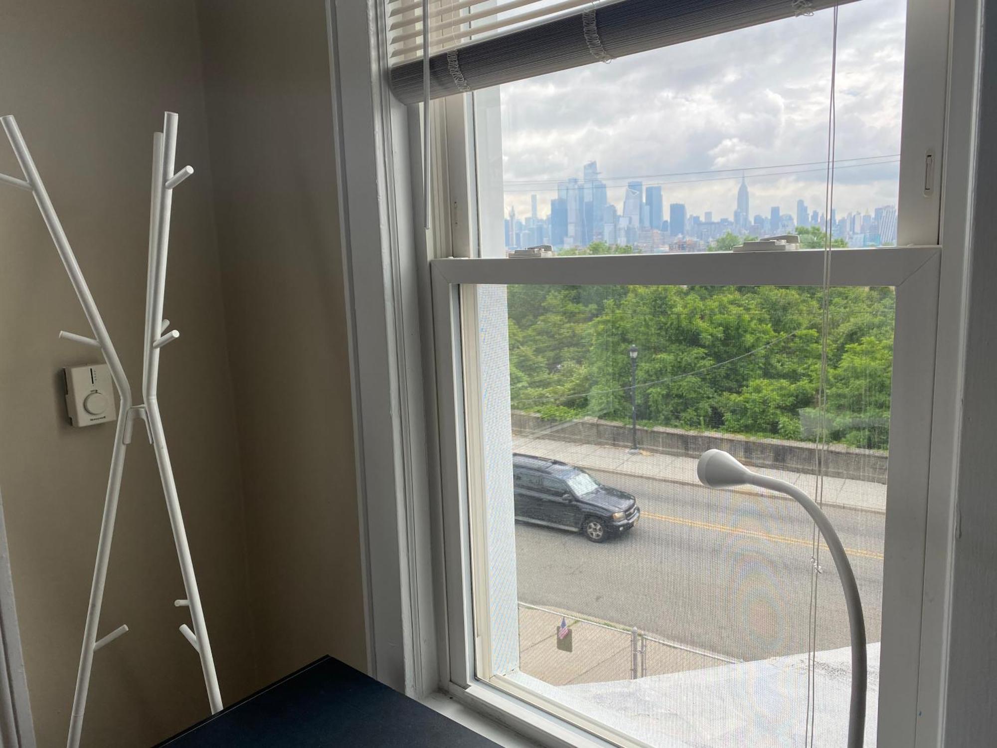 Guest house Cozy With Skyline. Easy Commute Midtown Manhattan. *