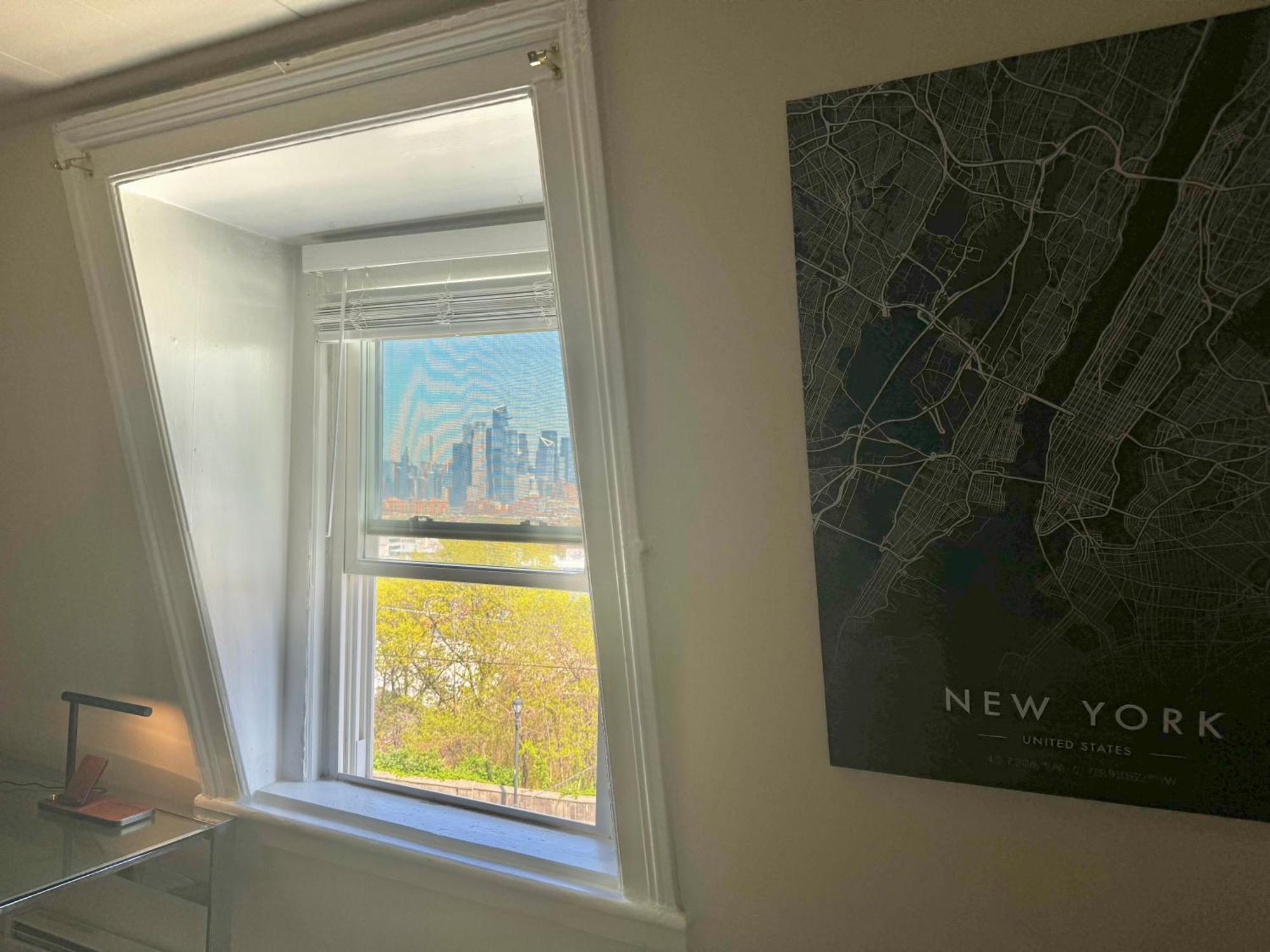 Cozy With Skyline. Easy Commute Midtown Manhattan. * Jersey City